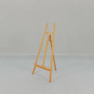 높이 조절 구멍이 뚫린 원목 삼각 이젤 거치대 전체 모습