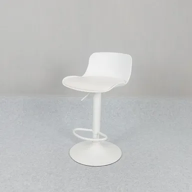 흰색 쉘 등받이에 높이조절 기둥과 발받침 링, 원형 받침이 달린 바의자