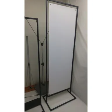 검정 사각 철제 프레임에 흰 배너를 건 실내용 배너 거치대