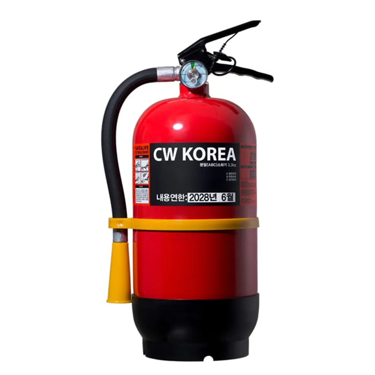 빨간 원통 몸체와 검은 호스가 달린 3.3kg 분말 소화기 사진