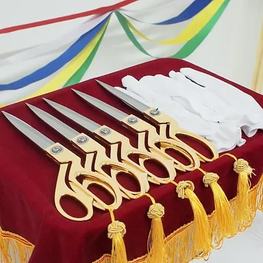 의전 도우미가 진행하는 컷팅식 금장가위와 흰장갑 세트