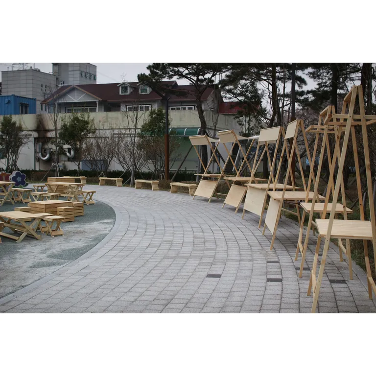 접이식 A자 다리와 상단 간판판, 진열 상판으로 구성된 원목 매대
