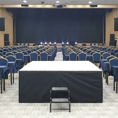 행사장에 설치된 조립식 간이무대와 오르내리는 계단 모습
