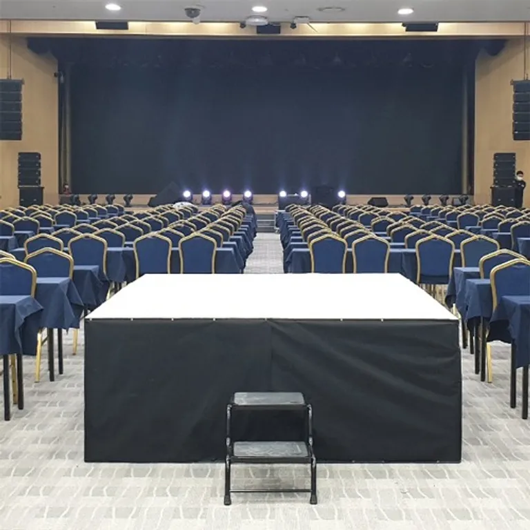 행사장에 설치된 조립식 간이무대와 오르내리는 계단 모습