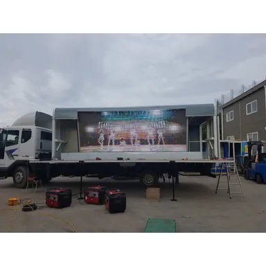 적재함이 무대로 펼쳐지고 대형 LED 화면이 달린 이동식 무대 차량