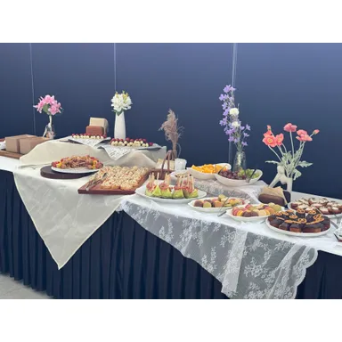 마카롱과 카나페, 과일이 차려진 행사 다과 케이터링 테이블