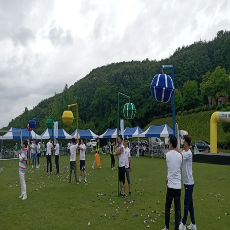 잔디 운동장에 설치된 박터트리기 박과 콩주머니