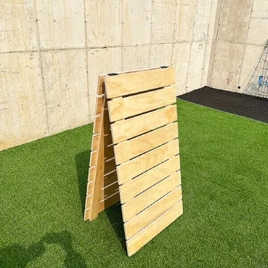 가로 널판을 이어 붙인 접이식 A자형 원목 안내 보드