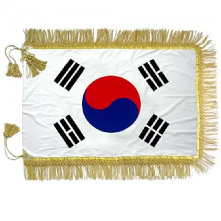 금색 수술과 술장식이 달린 국기를 은색 삼각 받침대에 세운 실내 행사용 국기