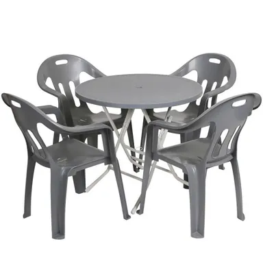 원형 플라스틱 테이블과 팔걸이 의자 네 개로 구성된 야외용 세트
