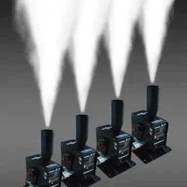 검은색 CO2 제트 분사기 네 대가 흰 연기 기둥을 뿜는 모습