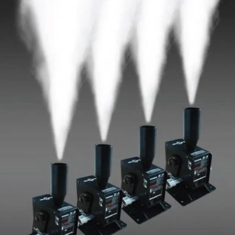 검은색 CO2 제트 분사기 네 대가 흰 연기 기둥을 뿜는 모습