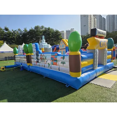 인조잔디 운동장에 설치한 대형 캐릭터 테마 에어바운스 놀이터