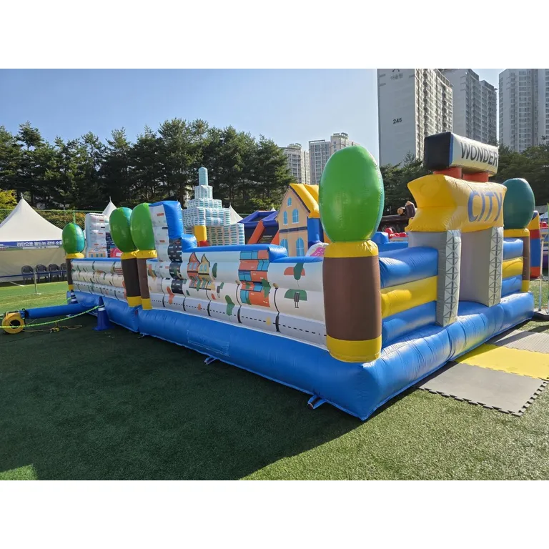 인조잔디 운동장에 설치한 대형 캐릭터 테마 에어바운스 놀이터