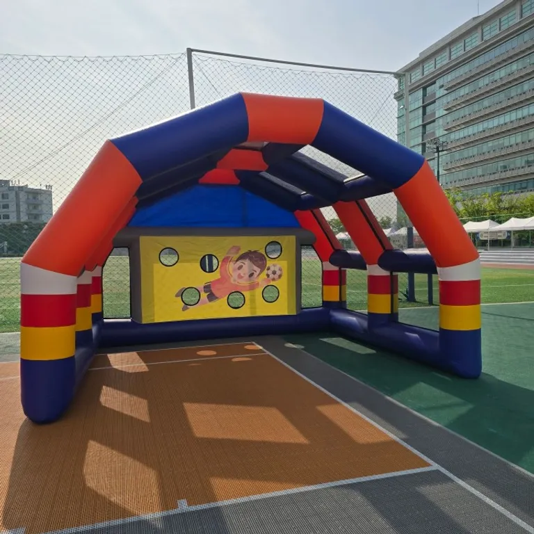 아치형 에어 터널 안에 구멍 뚫린 축구 표적판이 설치된 모습