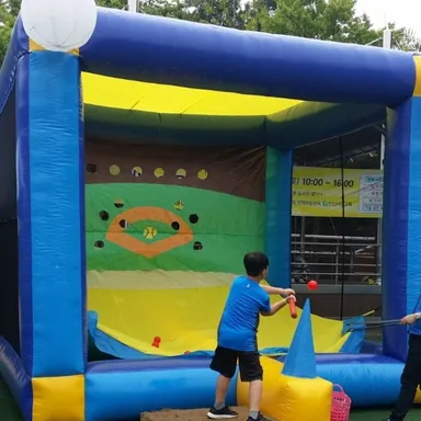 야구장 그림 표적판과 타격 공간이 있는 에어 야구 부스