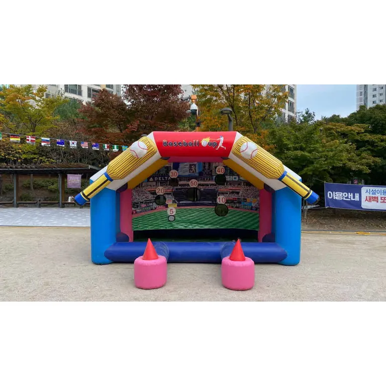 야구 배트 모양 아치와 점수 구멍 과녁이 달린 야구 에어바운스 부스
