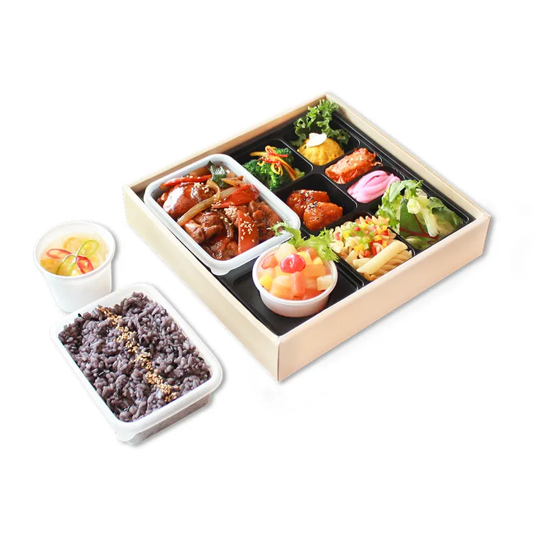 매콤한 양념 순살 치킨과 반찬, 흑미밥이 담긴 행사 도시락