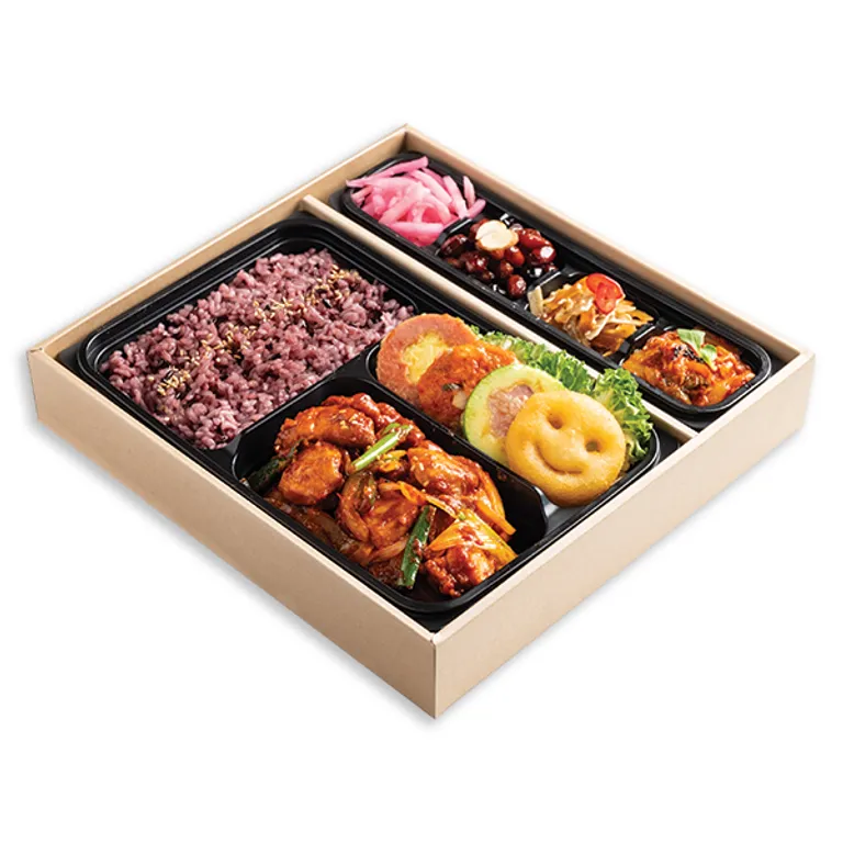 매콤한 양념 닭갈비와 흑미밥, 김치가 담긴 단체 도시락