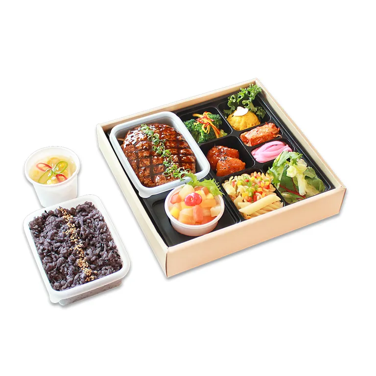 수제 떡갈비와 흑미밥, 여러 반찬이 담긴 행사용 도시락