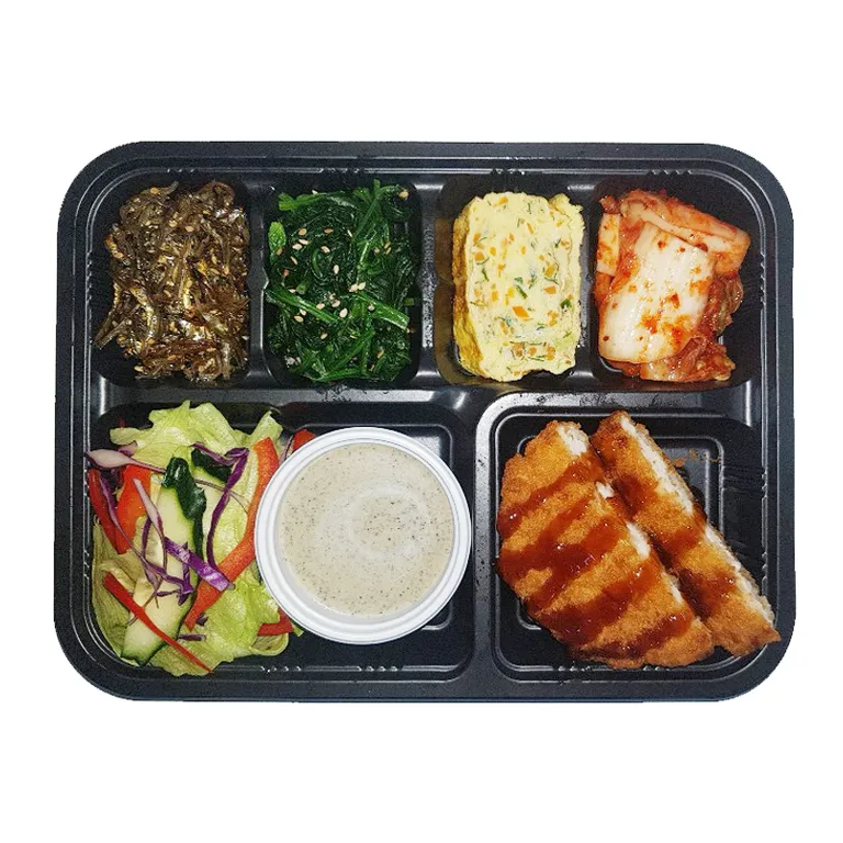 소스를 올린 돈까스와 샐러드, 반찬을 담은 단체 도시락