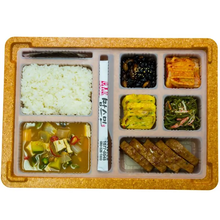 떡갈비와 밥, 국과 반찬을 칸칸이 담은 실속 단체 도시락
