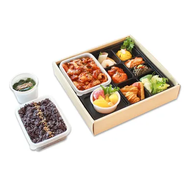 매콤한 낙지볶음과 흑미밥, 반찬이 담긴 행사용 도시락