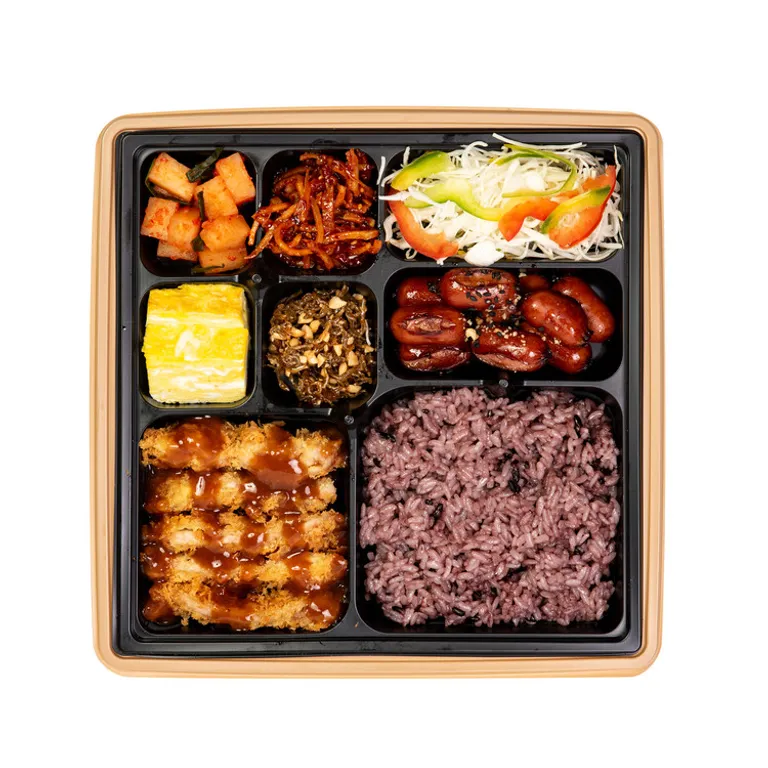 소스를 올린 돈까스와 흑미밥, 반찬을 푸짐하게 담은 정식 도시락