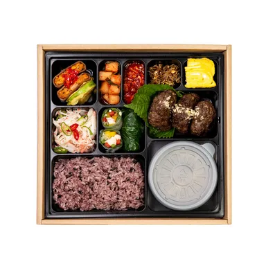 수제 떡갈비와 흑미밥, 국과 여러 찬을 담은 정식 도시락